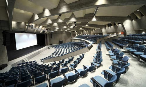 Auditorio acondicionado acústicamente como parte de servicios acústicos especializados.