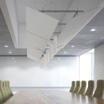 Solución de aislamiento acústico oficinas con paneles decorativos que mejoran la estética y reducen el ruido en espacios laborales.