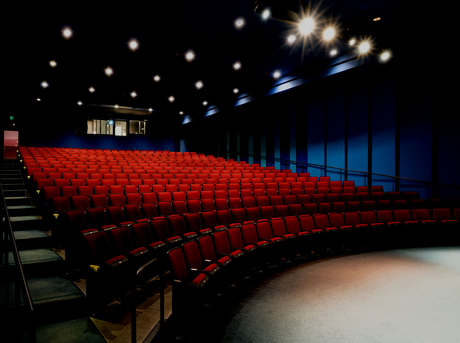 Sala de cine con tratamiento acústico profesional y paneles acústicos
